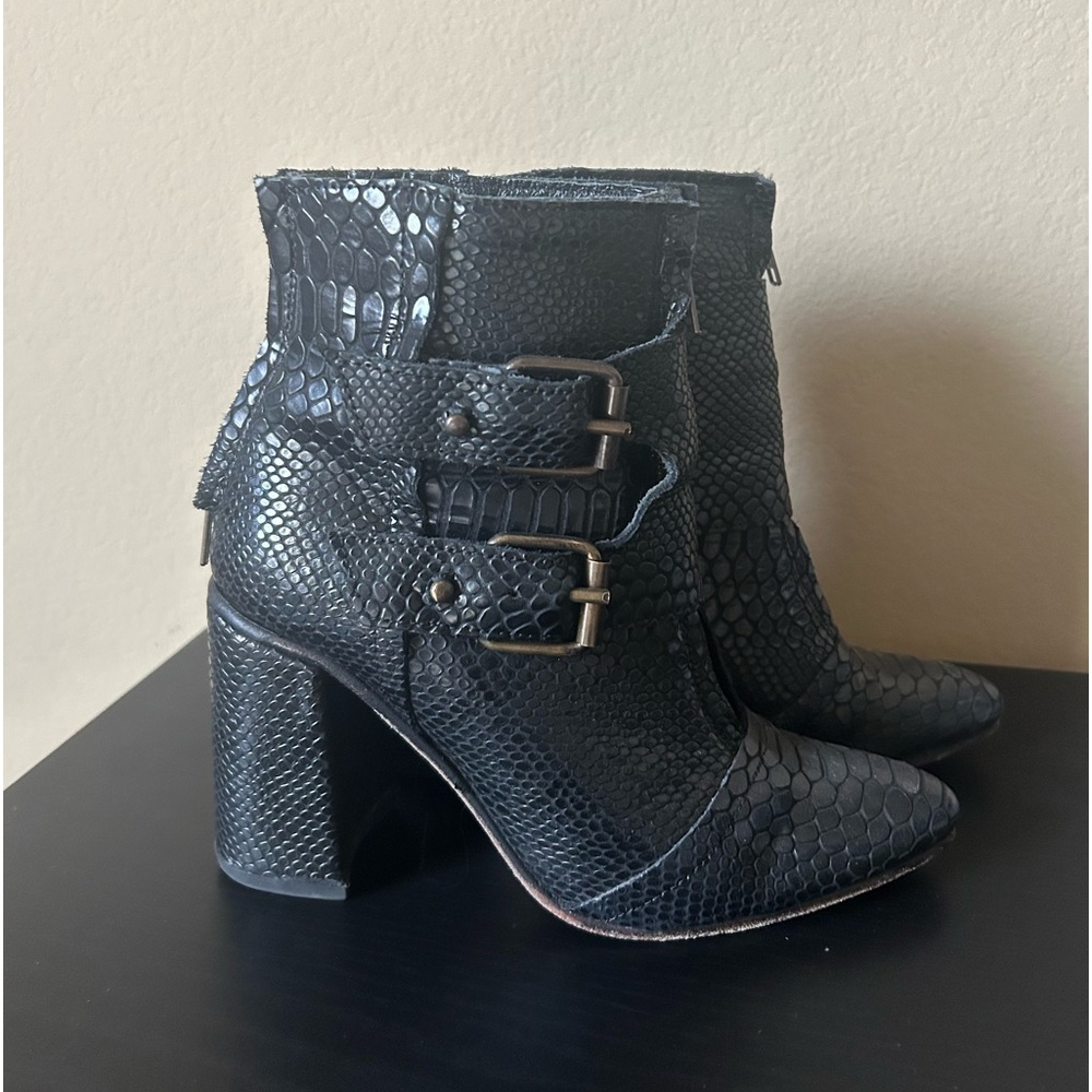 FREEBIRD STYLE “JOEY” - Black Snake SIZE 8 WMN